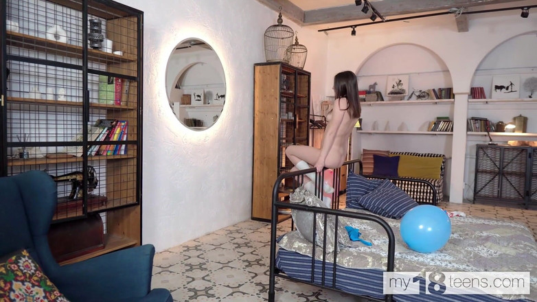 My 18 Teens: My18teens - beyaz külotlu sevimli kız balon patlatıyor ve amıyla oynuyor