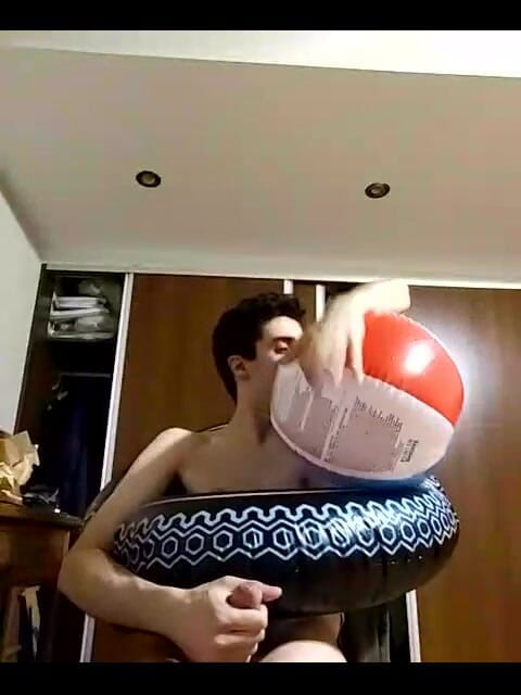 Floatie Boy: मुझे इंफ्लैटेबल्स उड़ाते हुए देखें और उनके साथ तब तक खेलते रहें जब तक मैं स्ट्रीम पर वीर्य नहीं छोड़ देता