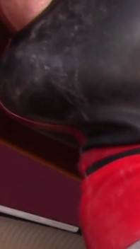 Una vista molto ravvicinata di una grande azione pompino con un sacco di sputi ed un enorme creampie orale