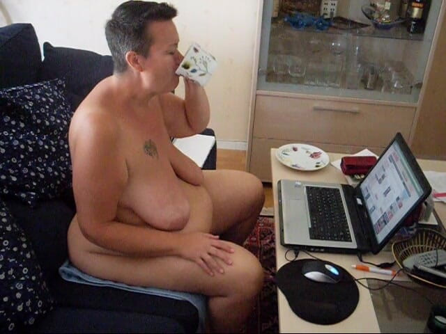 Sex hub couple: Jen je celá nahá u počítače