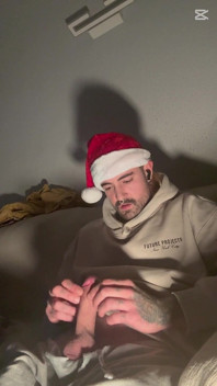 Moș Crăciun s-a întors și îl are pe Christimas prezent doar între picioarele lui
