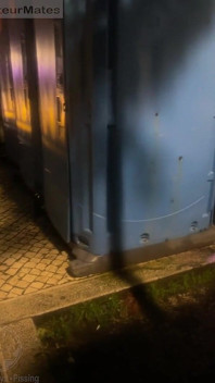 Junge Öffnet Öffentliche Toiletten, Erwischt Seinen Rothaarigen Freund Beim Pinkeln Und Leiht Ihm Eine Helfende Hand