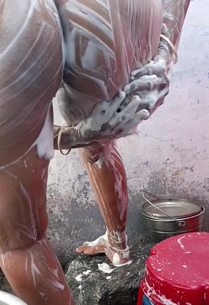 Jayaselvi: โชว์แก้ผ้าอาบน้ําของกู