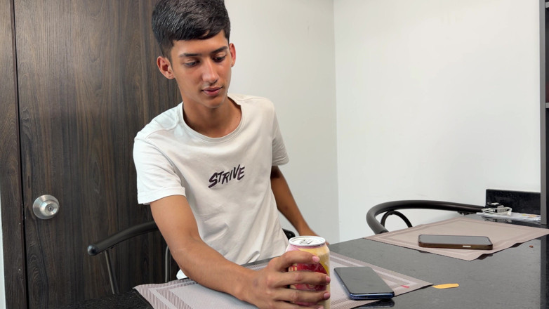 Erickandzoe: 和我朋友的瓶子游戏完全失控了，我们最后玩了一次饥渴的4P