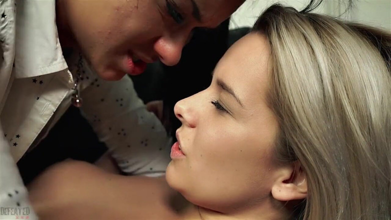 Foot Fetish Center: Sexy blondie e mora calda - Feticismo del piede e leccate...