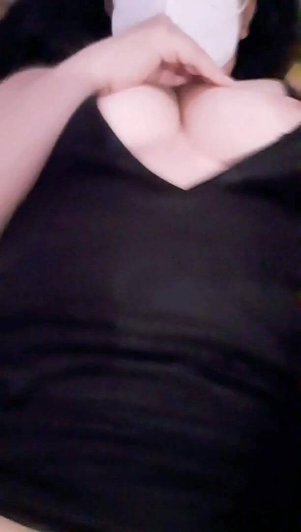 MIA_BEGUM_H: Kobieta masturbuje się podczas rozmowy wideo