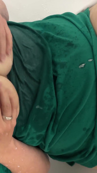 我的母乳喷在我巨大的乳房上，我享受它。我用啪地抚