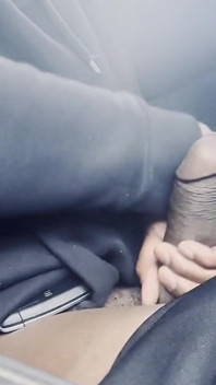 Caresser une grosse bite au volant dans la circulation