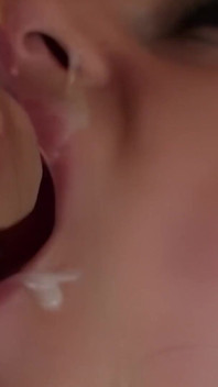 Geile Brünette Masturbiert Hardcore, Fingert Fotze, Pisst Und Squirtet Ab!