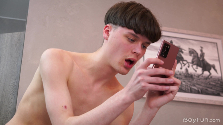 Boyfun: Pantat montok gadis remaja hot rambut pirang dientot dari belakang