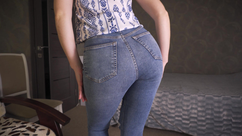 Teasecombo 4K: Culona milf provoca culo perfecto en apretado blue jeans