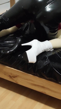 Suster bahenol ini lagi asik ngocok kontol sampai dicrot di dalam