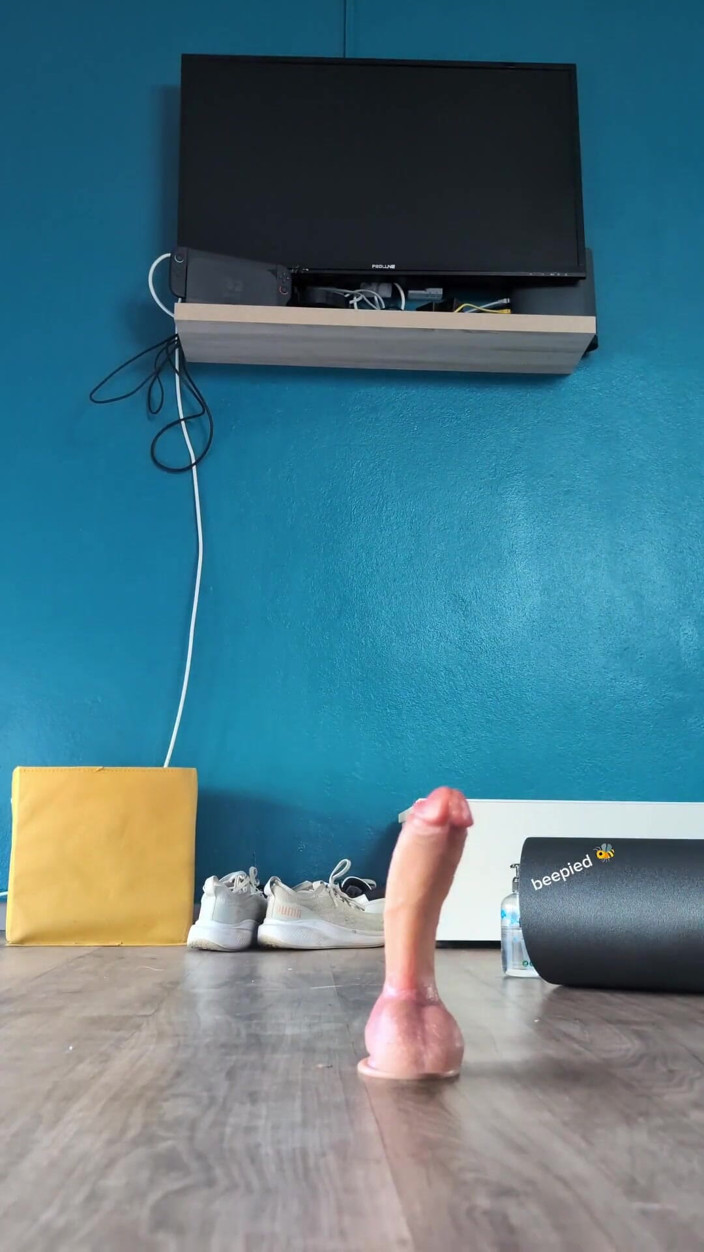 Beepied: Dlaczego nie mogę skończyć treningu? Solo facet jedzie wielki dildo -...