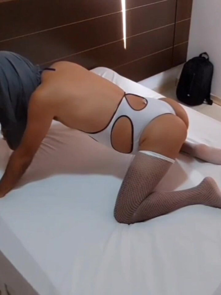 Ladysilvas: Ladysilva crossdress mostrando su culo caliente en traje sexy en...