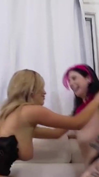 Tasha Reign, blonde à forte poitrine, joue en direct avec Joanna Angel