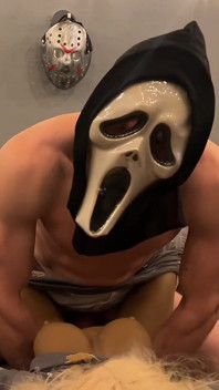 Maskerad skurk knullar en sexdocka på Halloween!