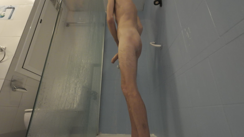 Big dick dadddy: Stuzzicando il mio cazzo morbido sotto la doccia, cresce così...
