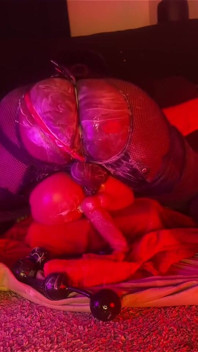 Femboy gapar och pruttar krämig butthole med leksaker - anal träning