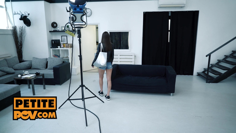 Petite POV: Sybil la teen troia mangia la sborra e scopa in...