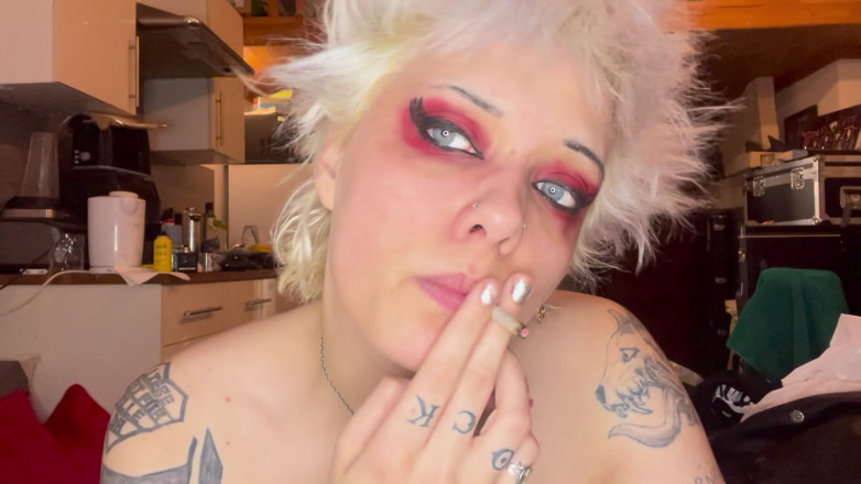 Glitterqueen1999: 3 Video Baru Merokok Topless