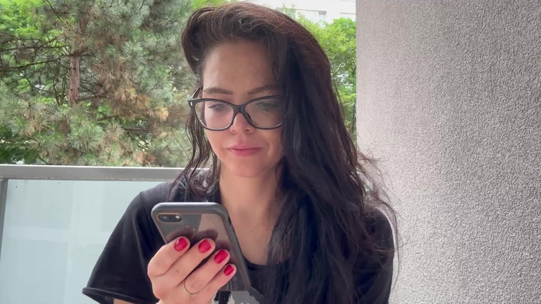 Shione Cooper: 在这里回答你时吸烟