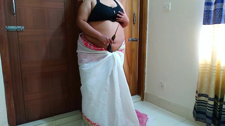 Aria Mia: Gujarati seksi teyze kocası evde yokken komşusunu sikerek ona yardım...