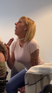 Hanno incontrato tua madre su Tinder e l'hanno scopata .. Arrapata miLF spagnola