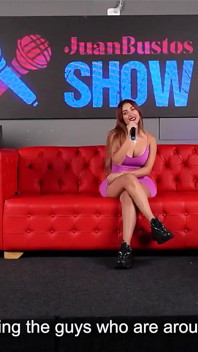 Jessica Sodi stříká na plachého fanouška velkého čůráka v Juan Bustos Show Ft. Khloe a Melanie