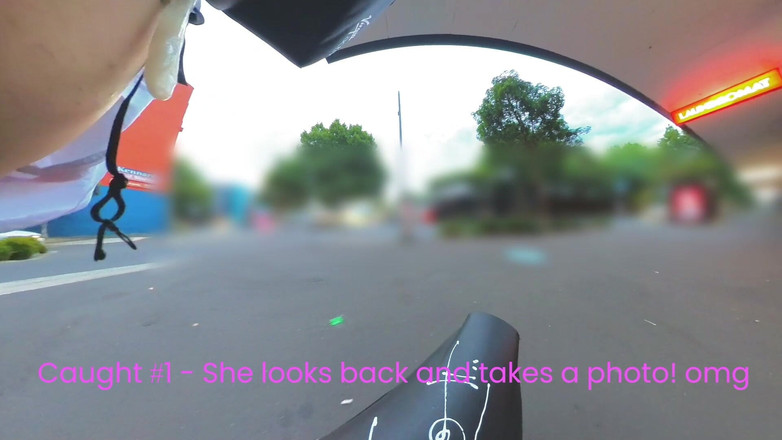 Asiansissypublic: Atrapado un par de veces mientras cabalgo con un plug...