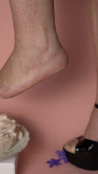 Kek kemusnahan manis Crush dalam Stilettos