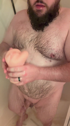 Chubby Freak: 胖乎乎的爸爸淋浴和清洁假阳具和口交玩具