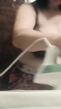 Stiefmutter, 57 jahre alt, mit großen natürlichen titten, bügelt sich an und hat einen geheimen videoanruf mit ihrem stiefsohn