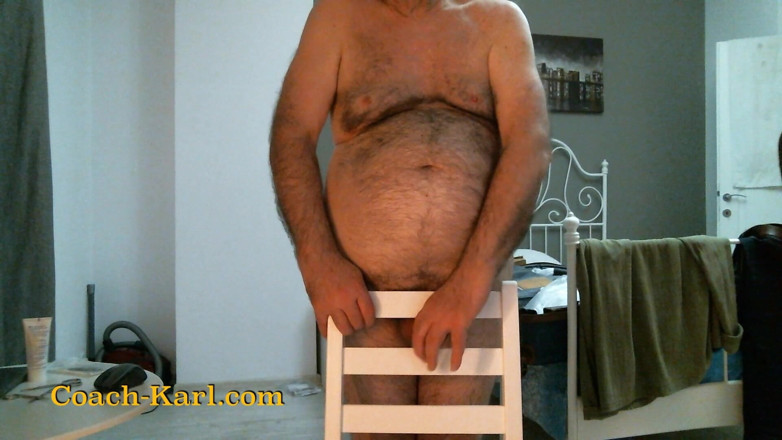 Coach Karl dude lodge: 教练Karl展示他的左大腿
