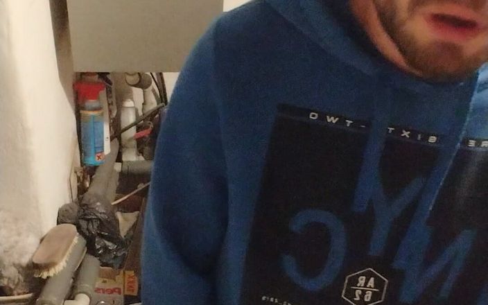 jerkofflover: Ma première éjaculation en solo devant la caméra