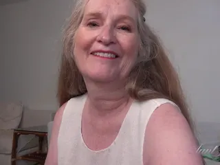 TatieJudys - Ta belle-mère GILF à forte poitrine Maggie vous suce une bite (POV)