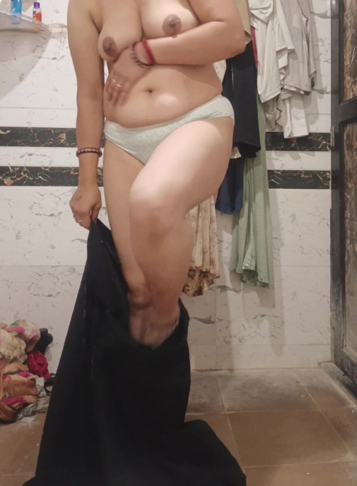 Priyahot77: priya bhaabhi bare stan baathroom men daba rahi hai