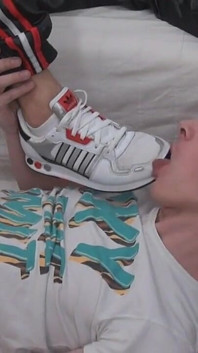 Javor, étalon sportif, est prêt pour l’adoration des pieds dans ce clip sexy