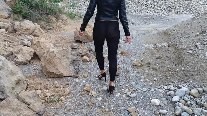 martinawest: Mormor vandrar runt i en grusgrop i tighta leggings och...
