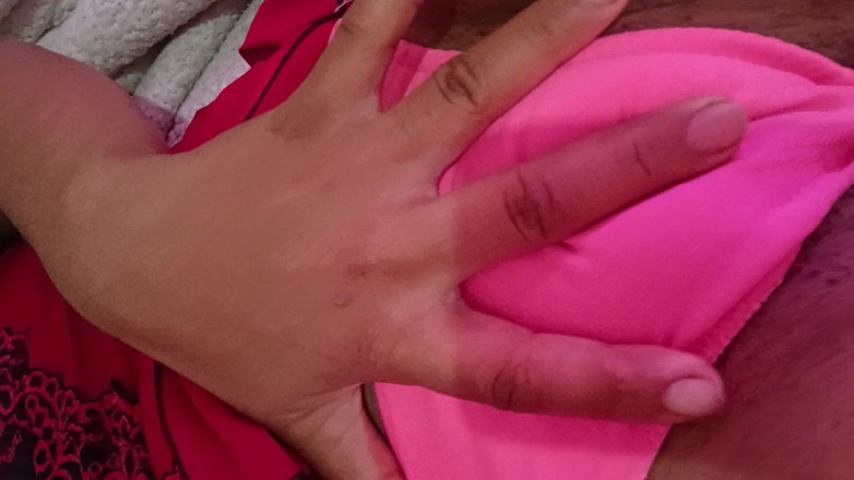 Victoriarating: Una ragazza calda con una figa pelosa
