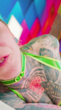 Bellezza tatuata alt in lattice lesbica scopa con strap-on e chiacchiere tedesche
