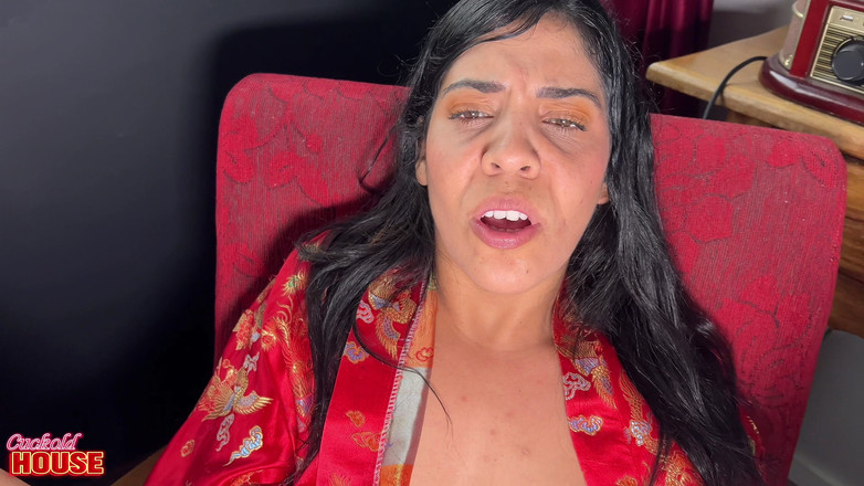 CuckoldHouse: この既婚ブルネットはとても燃えるような性格で、大きな黒人男性とセックスするのが大好きです