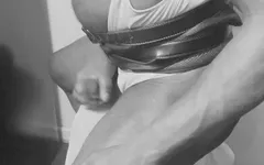 Pervertida preta puta fisiculturista posa e goza em botas de singlet e couro