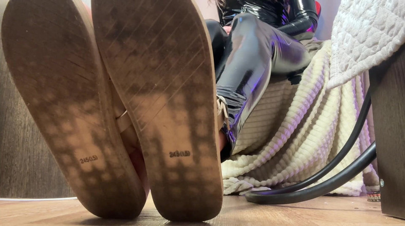 Skinny_lady69: Mach meine sandalen sauber, schlampe