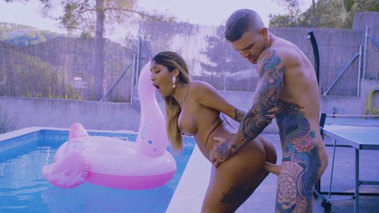 Club Anissa Kate: Venus Afrodyta, obficie powiększona o basen