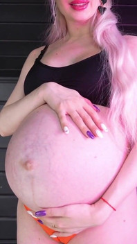 Pregnant in Cameltoe