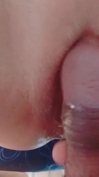 Seksowna suka wypełnia swoją cipkę spermą