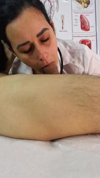 Enfermeira O Pegou Se Punhetando - E Fez Um Titjob até Ele Gozar Na Boca!