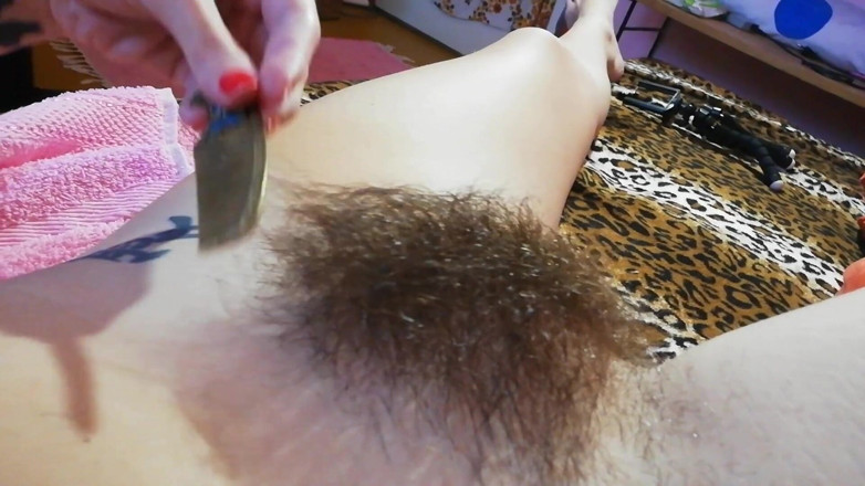 Cuteblonde666: Coño peludo fetiche cepillando el arbusto