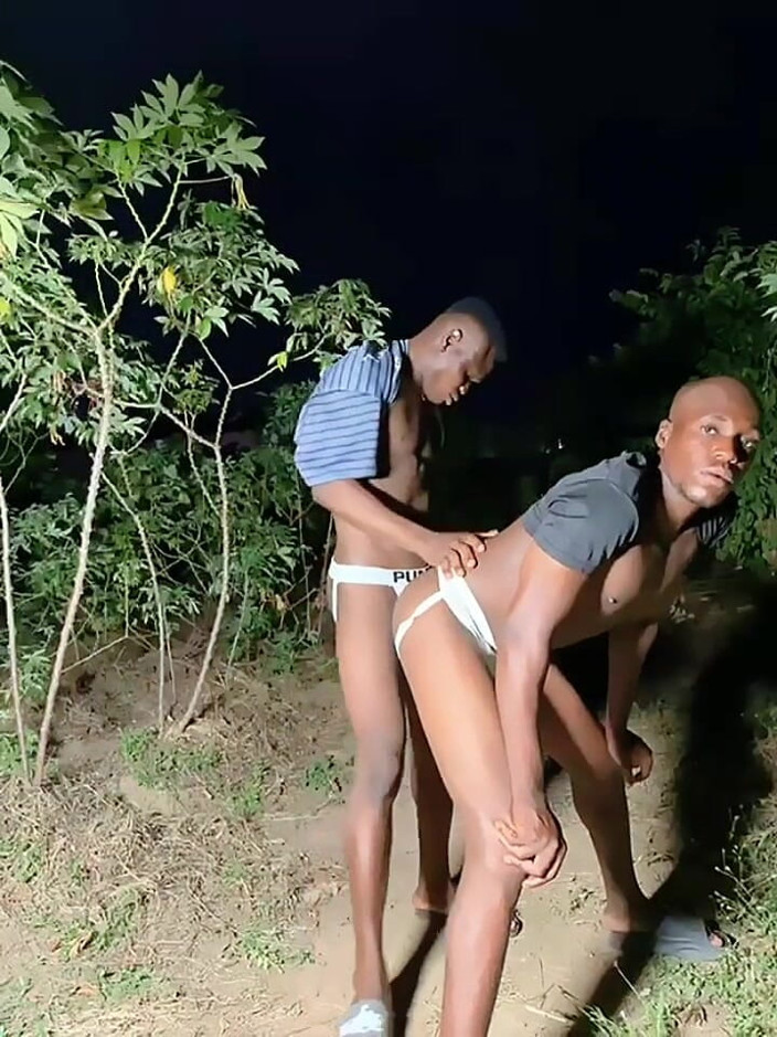 BLACKSHOOTERR: 三个Boyz在半夜在灌木丛中啪