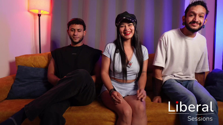 Liberal sessions: امرأة عزباء حديثة تصور أول فيديو إباحي لها مع 2 غريب